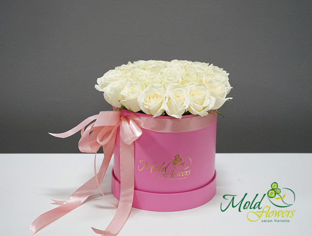 Cutie roz cu trandafiri albi foto